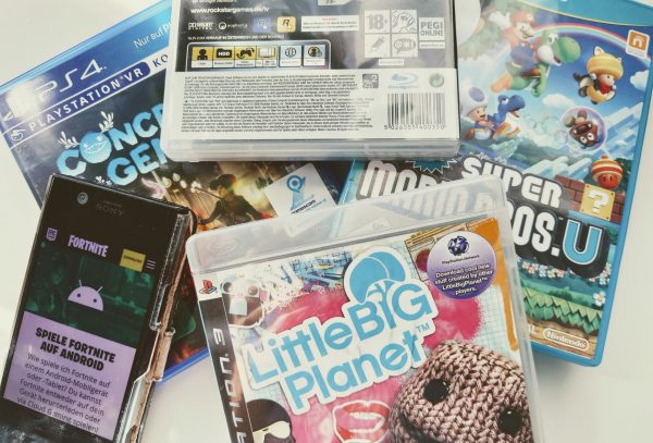 Verpackungen von Videospielen. Super Mario Bros U., Little Big Planet, Concrete Genie, GTA 4, Fortnite für das Android Handy.